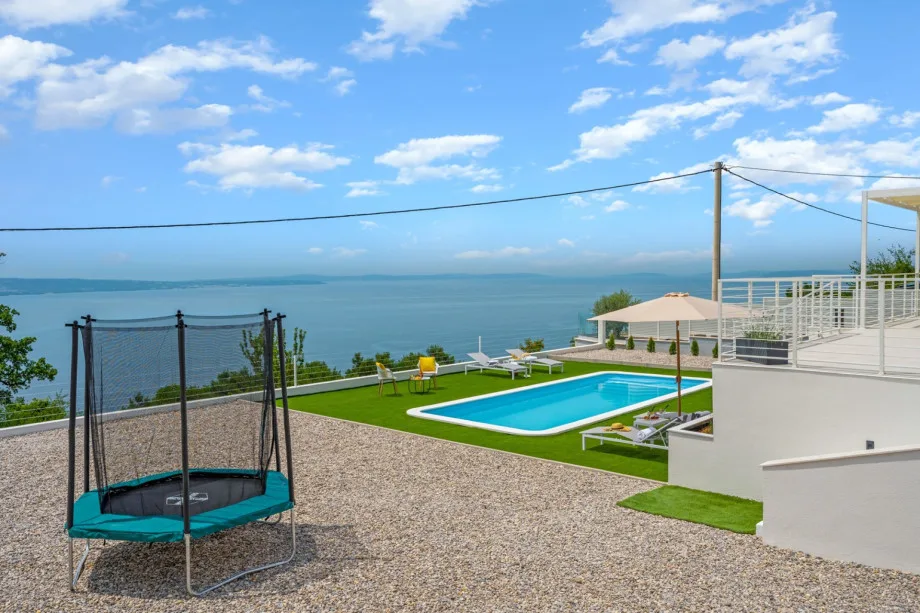 Piscina privada, zona de juegos vallada, cama elástica y mesa de ping-pong