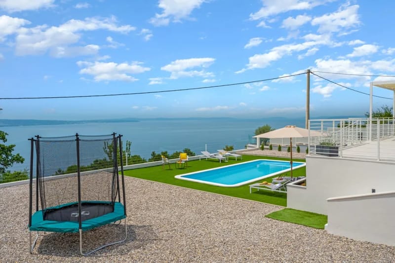 Piscina privada, zona de juegos vallada, cama elástica y mesa de ping-pong