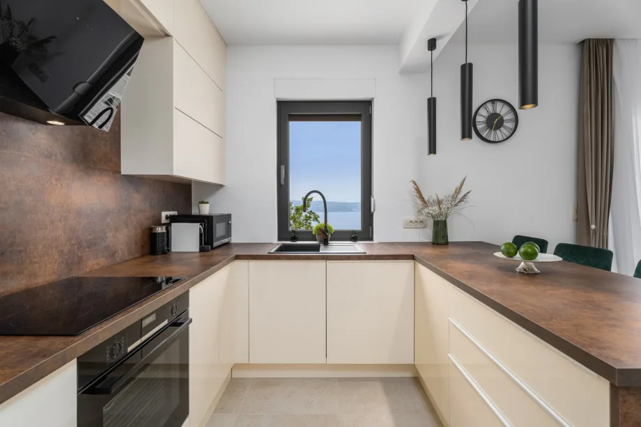 Cocina totalmente equipada con cafetera, microondas, tostadora y hervidor de agua