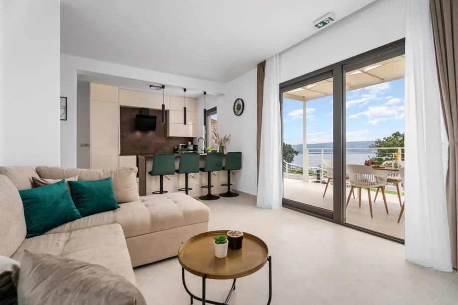 Sala de estar con sofá cama, televisión y wifi