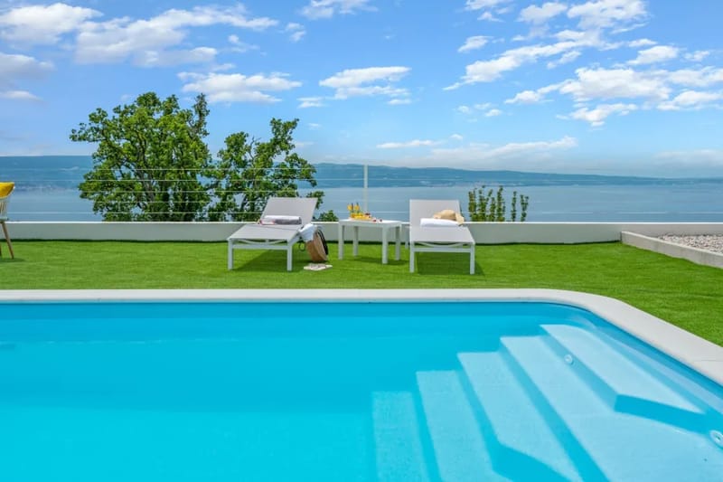 Piscina privada climatizada con terraza para tomar el sol y tumbonas