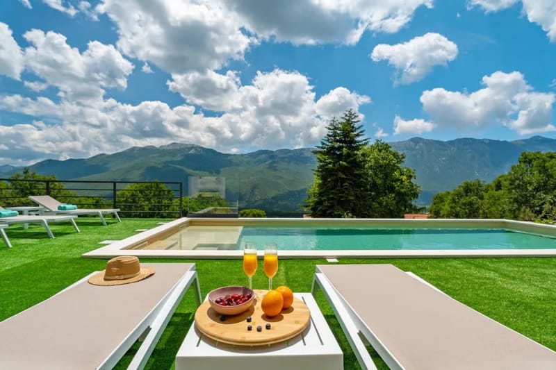 Villa Rose es una villa de 4 dormitorios con piscina climatizada a 12 km de Baška Voda
