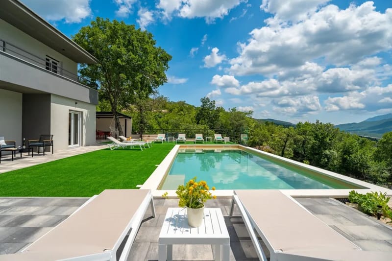 Villa Rose ofrece una piscina privada climatizada de 9,8 m x 4 m