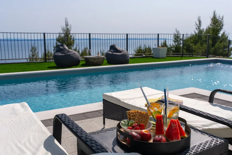 Piscina privada con vistas a la costa adriática