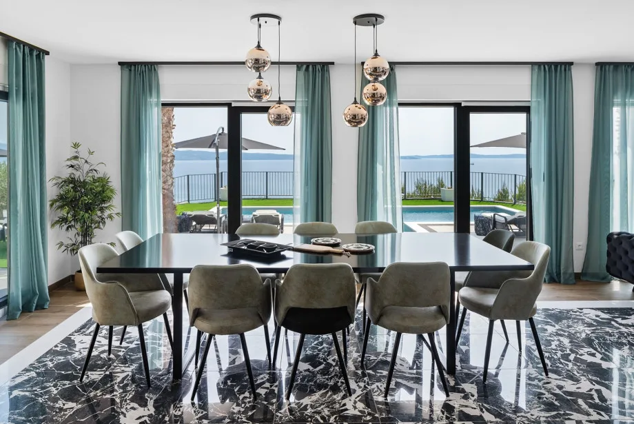 Comedor espacioso con una mesa grande y sillas