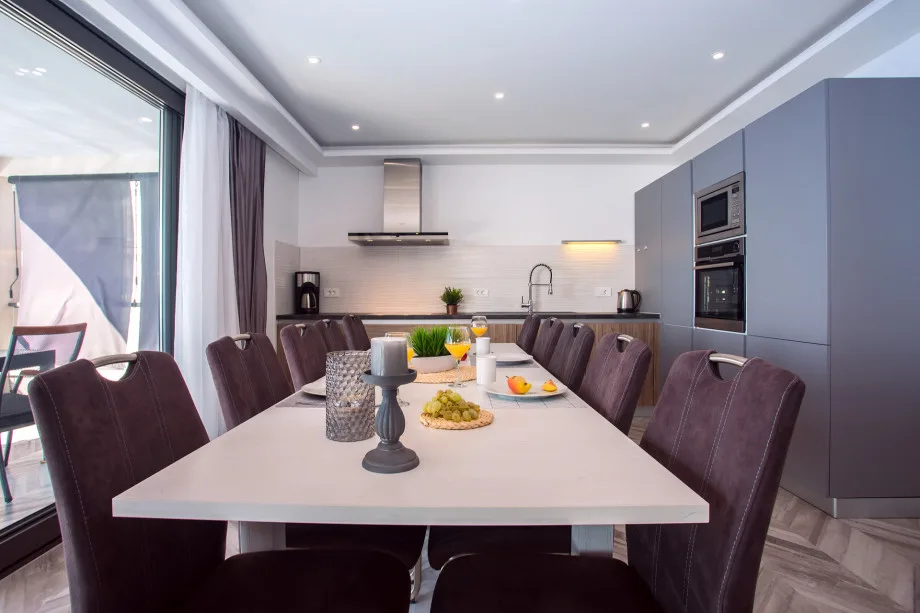 Cocina moderna totalmente equipada y zona de comedor