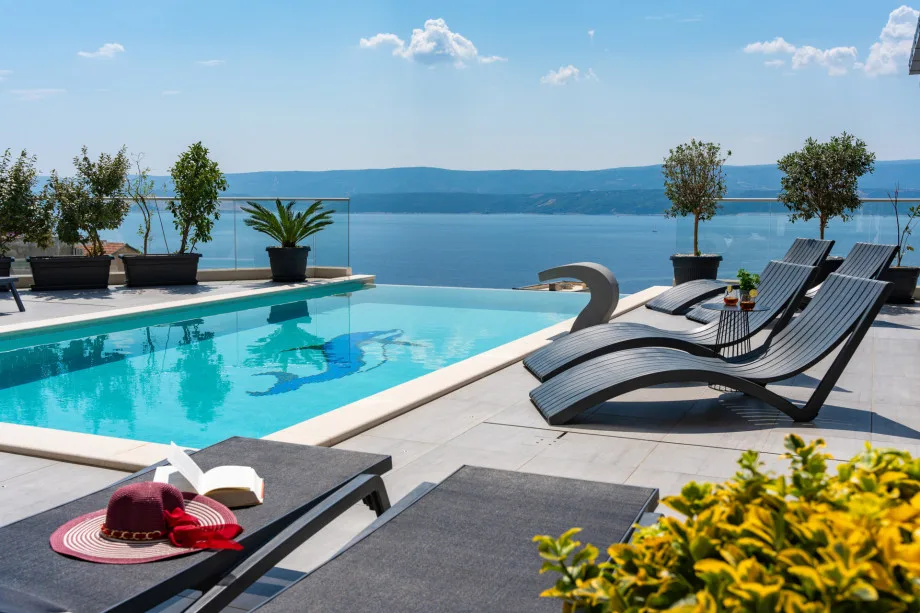 Piscina infinita y vistas despejadas al mar