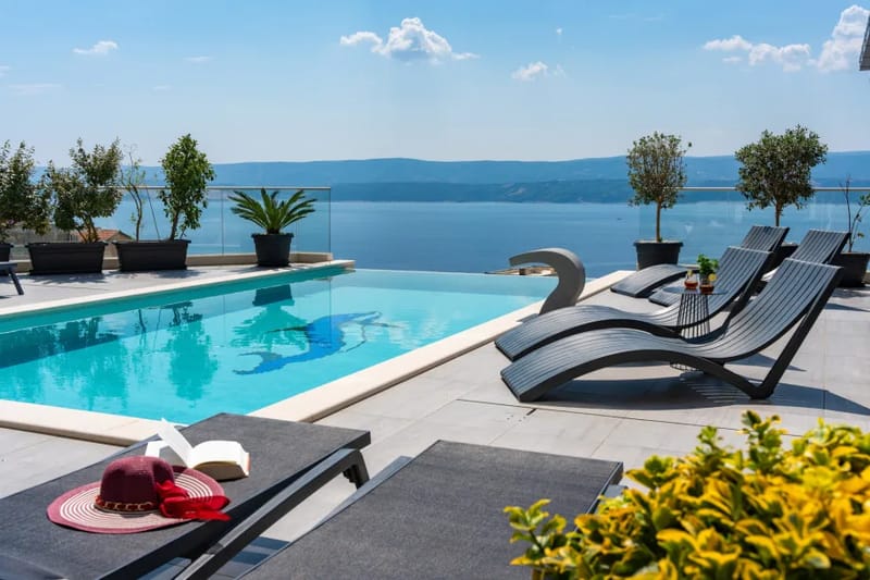 Piscina infinita y vistas despejadas al mar