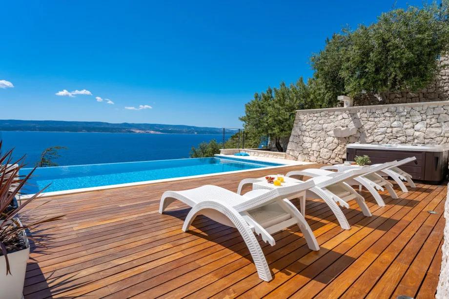 Piscina infinita climatizada con hidromasaje y bañera de hidromasaje contigua