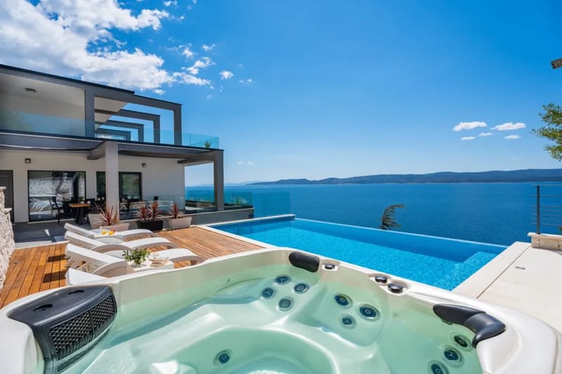 Villa Hrid con piscina infinita climatizada y playa privada