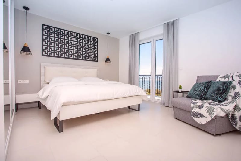 Dormitorio n.º 3 con baño privado en la primera planta, con cama king size, sofá cama y balcón