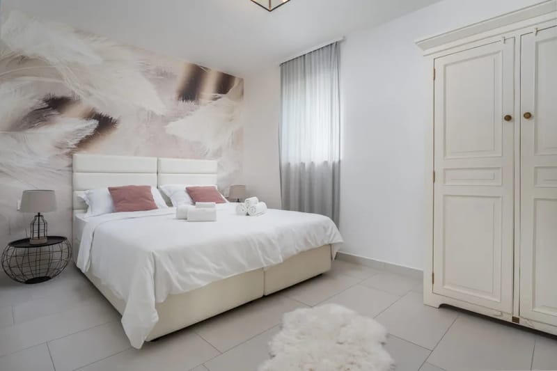 Dormitorio n.º 1 en la planta baja con dos camas individuales de 90 x 200 cm, aire acondicionado y TV