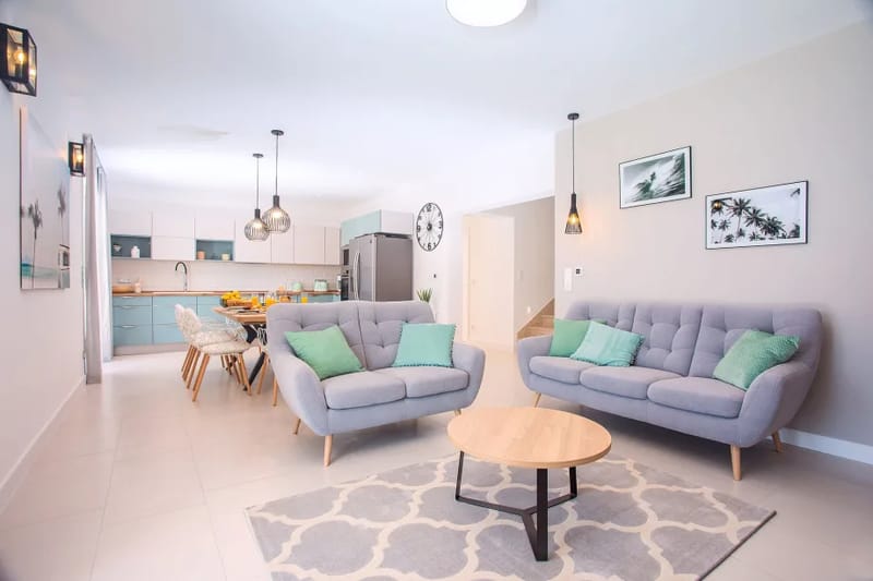 Zona de salón y comedor moderna y luminosa con salida directa a la piscina
