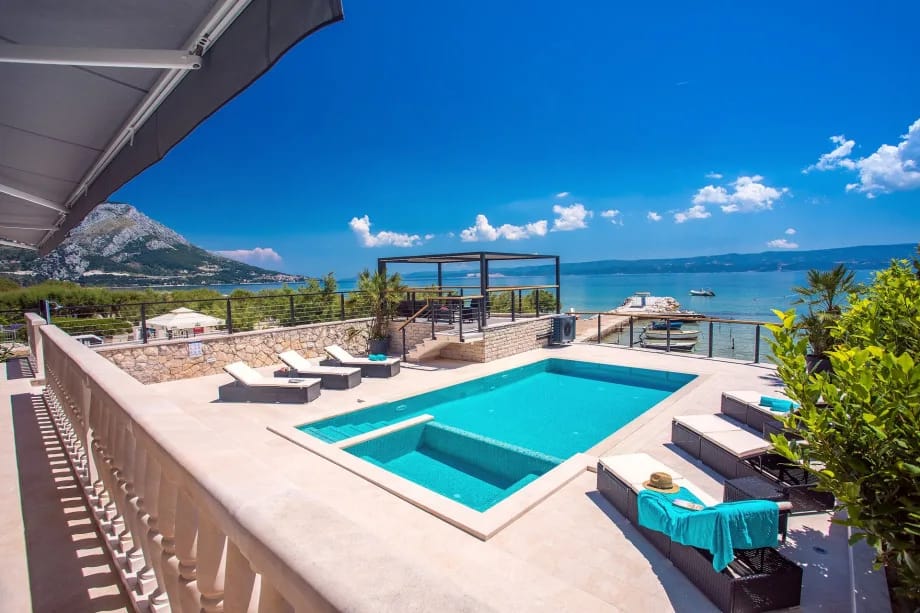 Beachfront Villa with 32sqm private, heated pool, 4 bedrooms, sea view