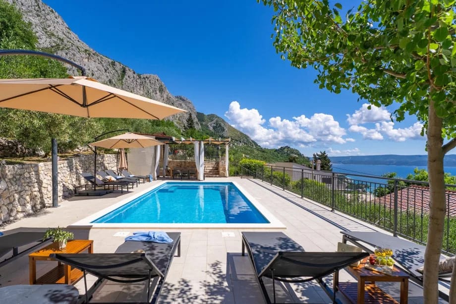 Villa B2B con piscina climatizada y vistas despejadas al mar