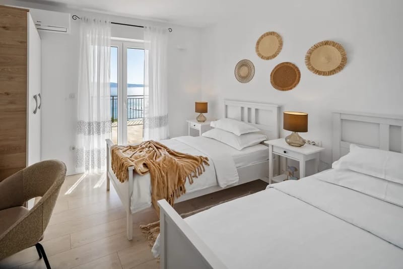 Bedroom with two single beds, air conditioning, TV, PS and sea view
