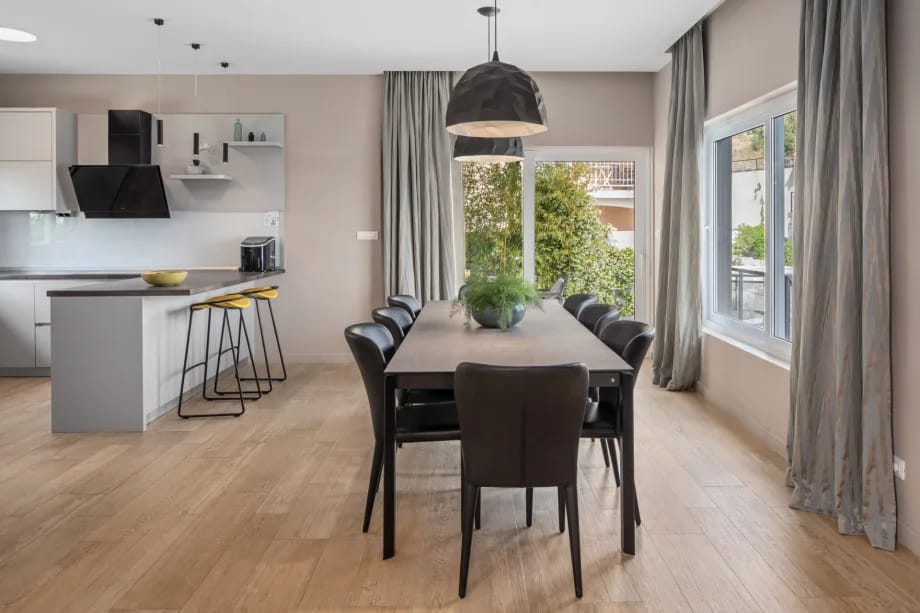 Fully equipped kitchen with microwave, oven, coffee machine, wine fridge, ice maker and toaster