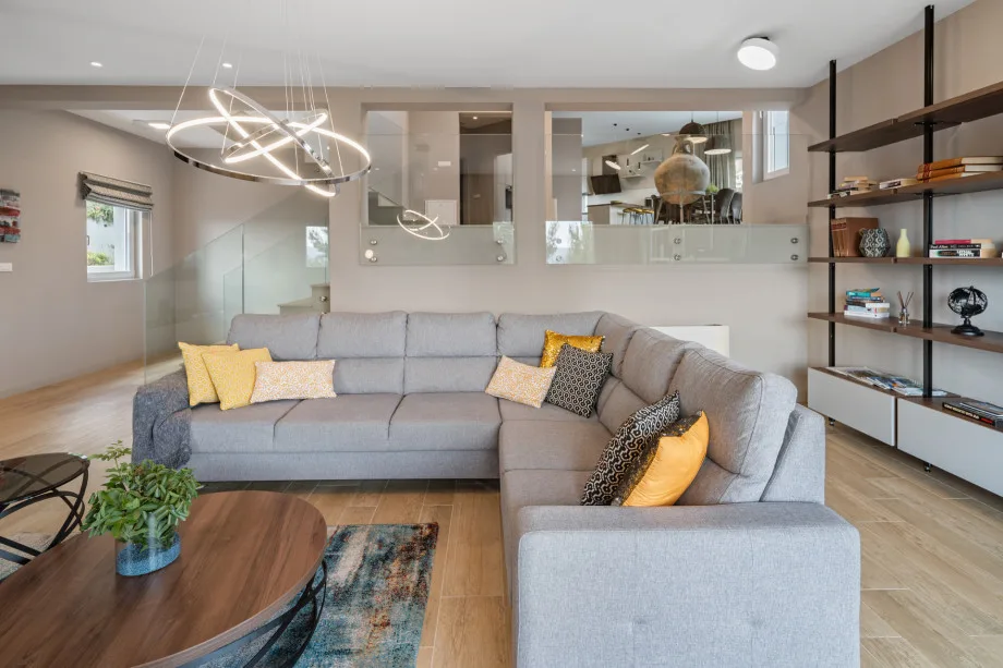 Salón con equipo de música, altavoces Bluetooth y PS4