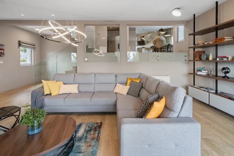 Salón con equipo de música, altavoces Bluetooth y PS4