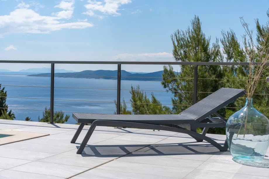 Private 32 m² pool with lounge chairs and sea view
