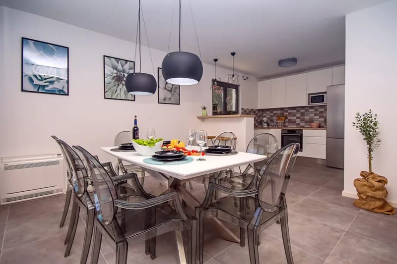 Cocina moderna y totalmente equipada con zona de comedor