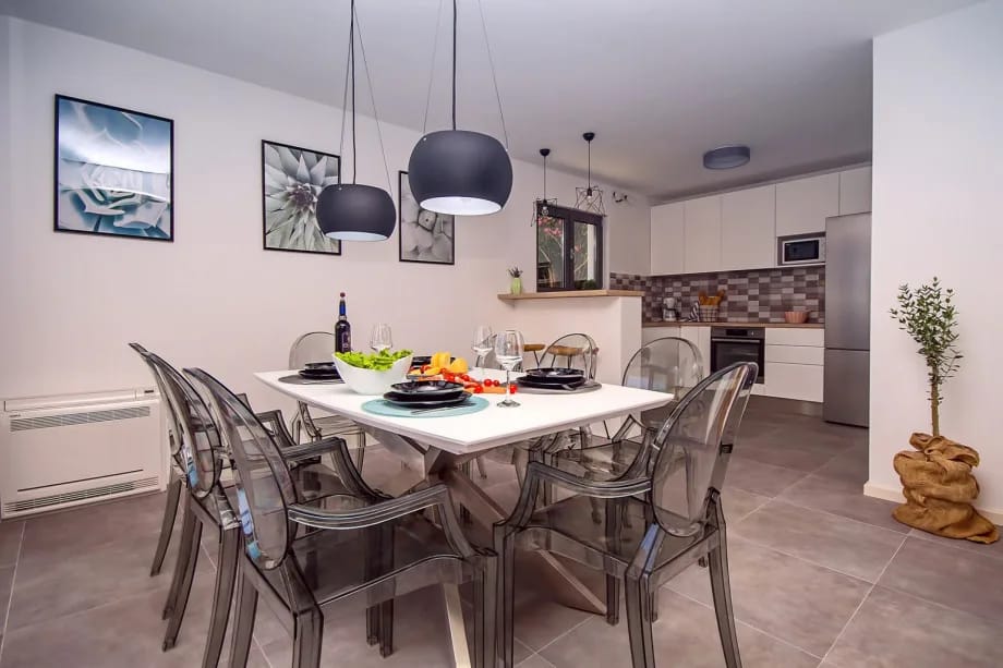 Cocina moderna y totalmente equipada con zona de comedor