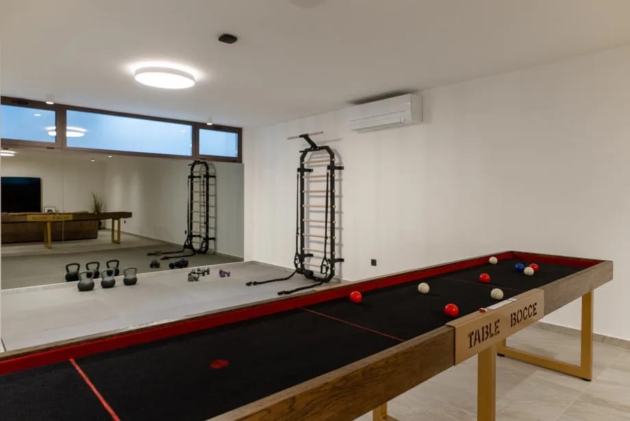 Gimnasio equipado con espalderas y un ergómetro