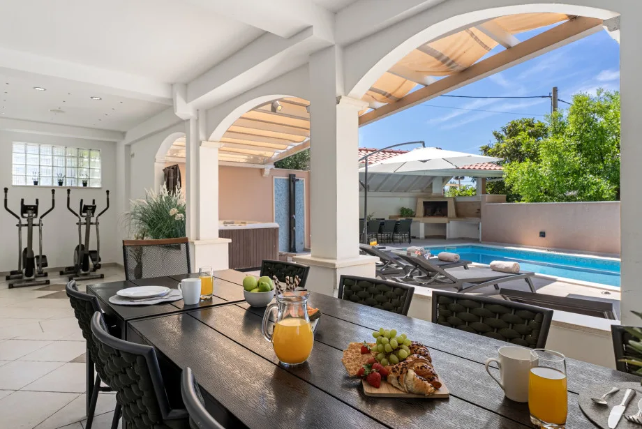 Ofrece una piscina de 24 m², un jacuzzi, 6 dormitorios, 6 baños, una sala de estar y una cocina con acceso a la piscina privada climatizada