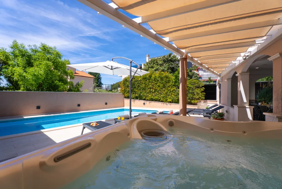 Un jacuzzi exterior cubierto para 6 personas