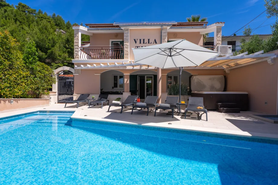 Villa Tina está completamente vallada, se encuentra en una parcela de 380 m² y cuenta con 4 plazas de aparcamiento garantizadas en la propiedad