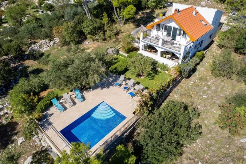 This quiet location offers a relaxing vacation less than 10 minutes, or 6 km, from Omiš