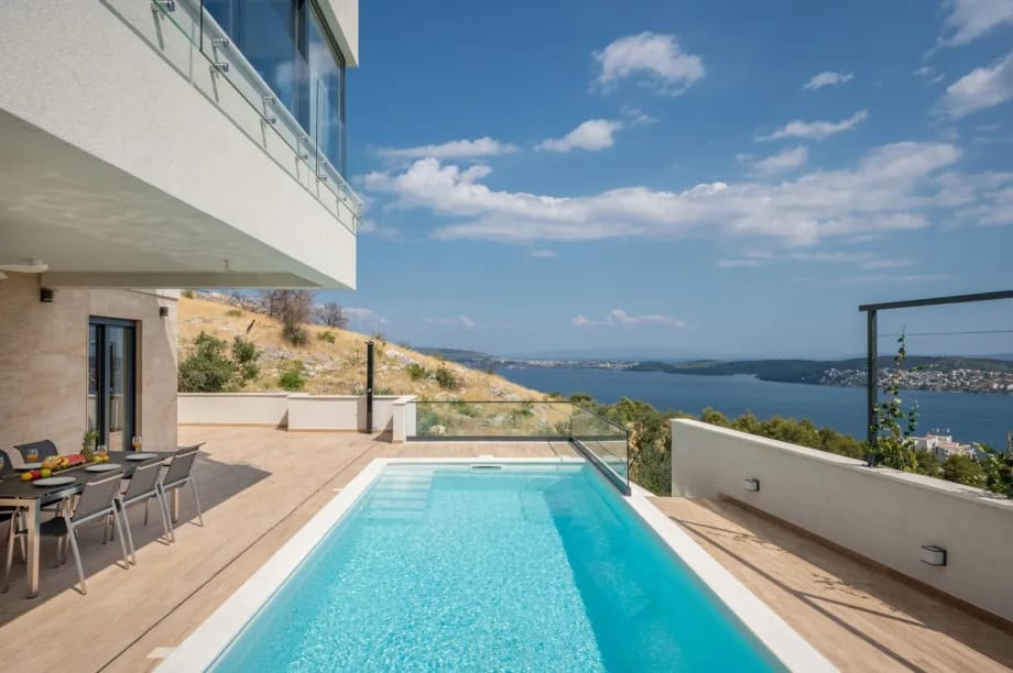 Vistas al mar y a la zona de Trogir desde la zona exterior.