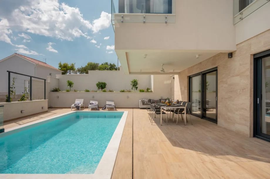 Piscina privada climatizada de 8,3 m x 3,4 m.