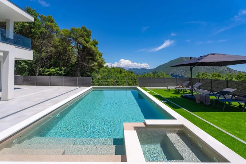 La villa tiene una piscina climatizada con un sistema de electrólisis salina totalmente automatizado