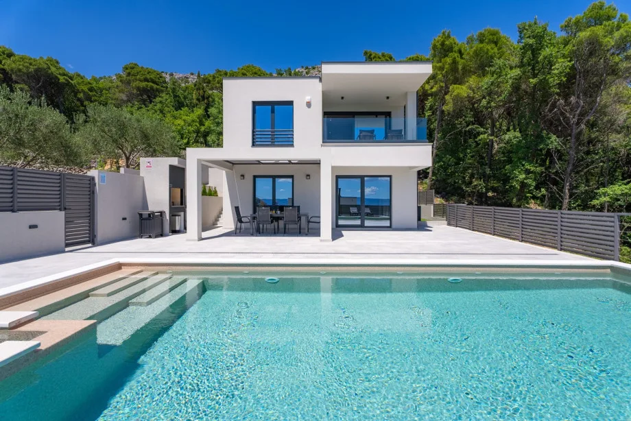 La piscina climatizada, de 4,3 x 7,9 m, con hidromasaje