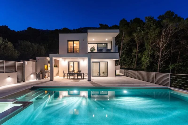 Villa River Hills con piscina climatizada con hidromasaje, gimnasio y tres dormitorios con baño privado