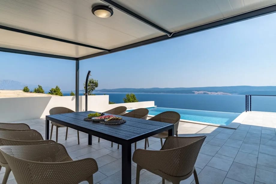 Comedor exterior cubierto con barbacoa