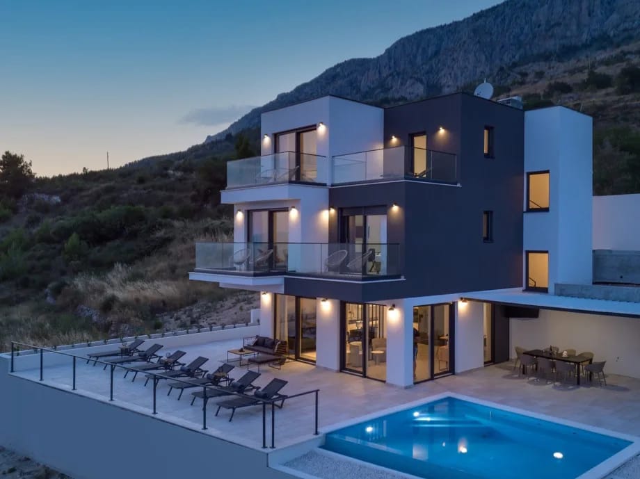 Villa Marila con vistas al mar, piscina privada climatizada, tres dormitorios con baño privado y una playa a 1 km