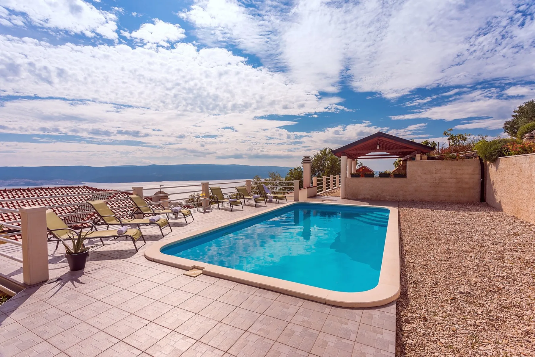 Vista desde la piscina hacia la villa y la isla de Brač