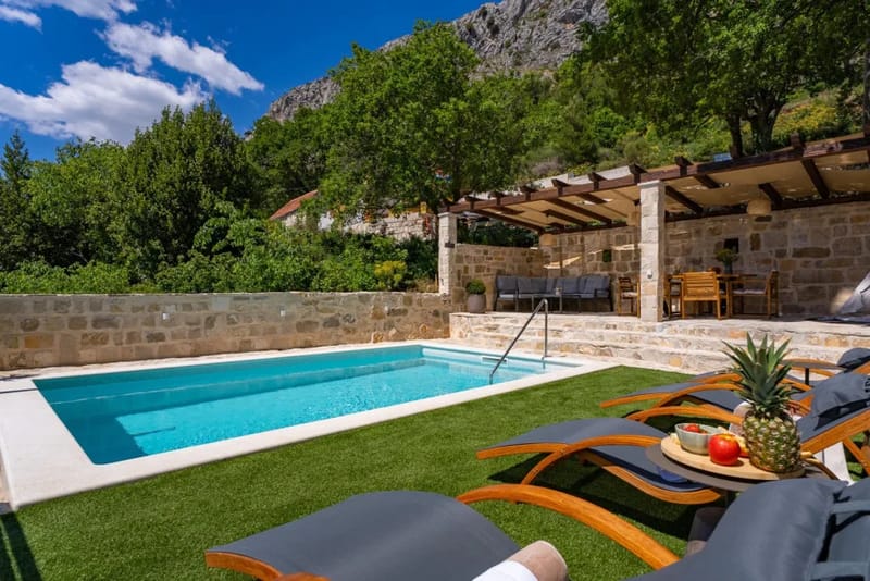 El oasis al aire libre cuenta con una zona de comedor cubierta para 6 personas y un rincón de descanso.
