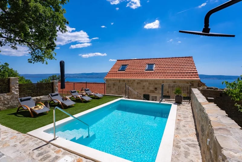 Relájese junto a la piscina privada de 20 m² (5,7 m x 3,5 m), con 4 tumbonas y vistas parciales al mar.