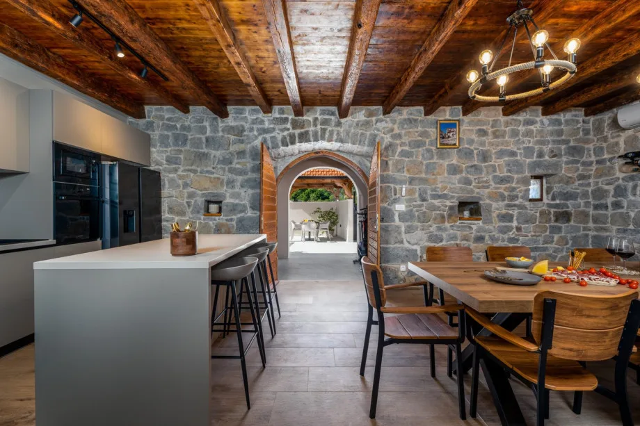 La planta baja ofrece una cocina de verano interior