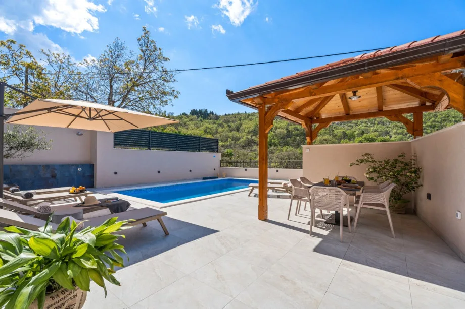 El exterior ofrece una piscina privada de 7,2 m x 3,5 m