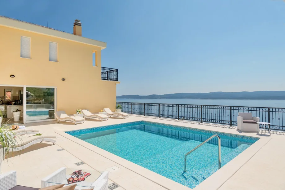 Villa Sun Palace, una villa de cinco dormitorios con vistas panorámicas al mar