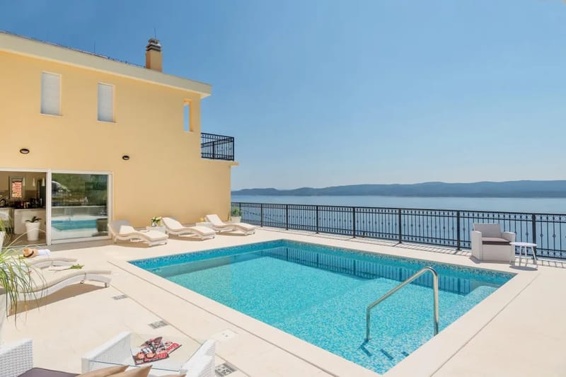 Villa Sun Palace, una villa de cinco dormitorios con vistas panorámicas al mar