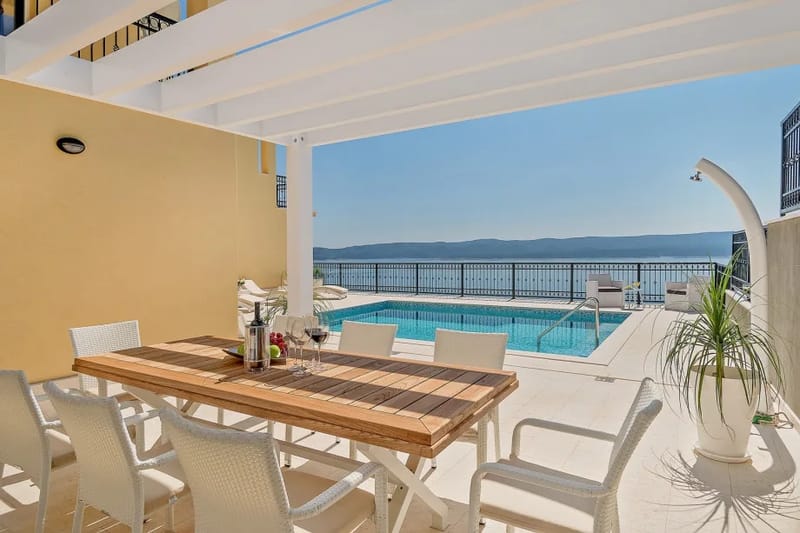La piscina privada de 35 m² con función de masaje y sistema de hidrólisis