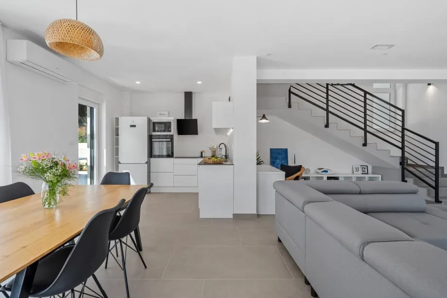 Living area with flat-screen TV, air conditioning and direct access to the outdoor dining area and pool