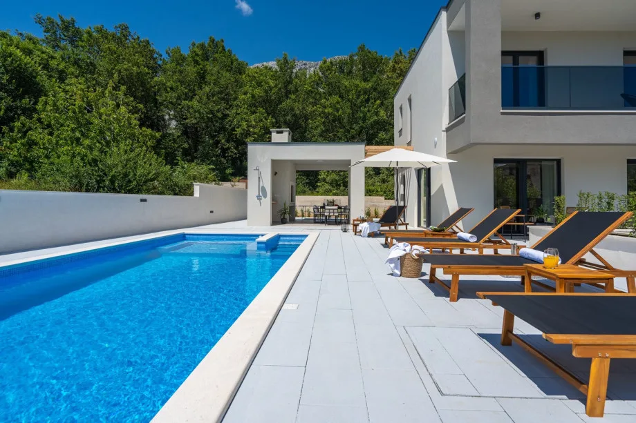 3-bedroom villa Pera with heated pool, 7km from beach