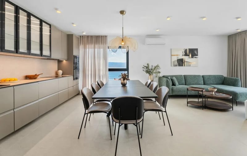 The 38sqm living area with a fully equipped kitchen and dining table.