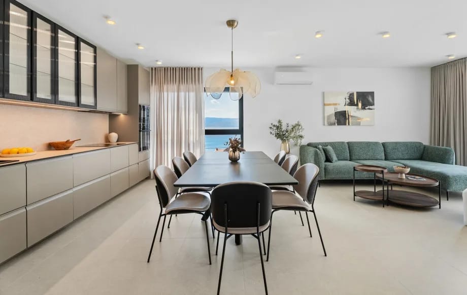 The 38sqm living area with a fully equipped kitchen and dining table.